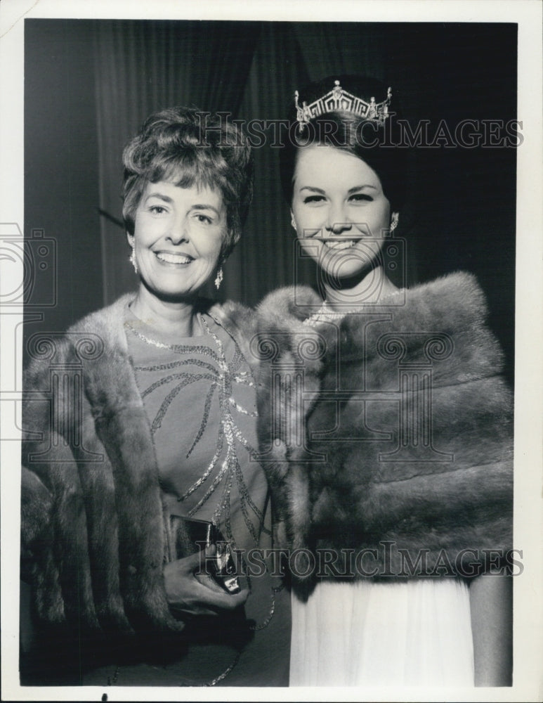 1968 Press Photo Miss America Debra Dene Barnes and Mrs. Irene Bryan. - Historic Images