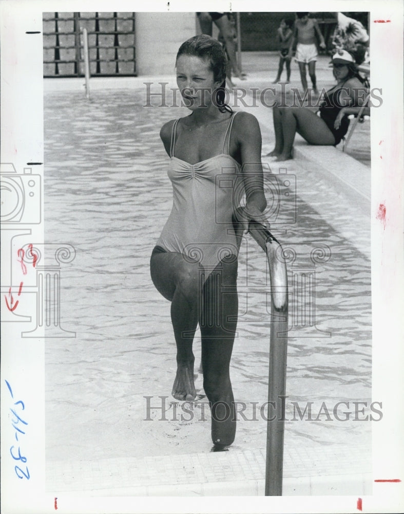 1983 Press Photo Sherry Barefoot demonstrates out of pool exercise - RSJ06083 - Historic Images