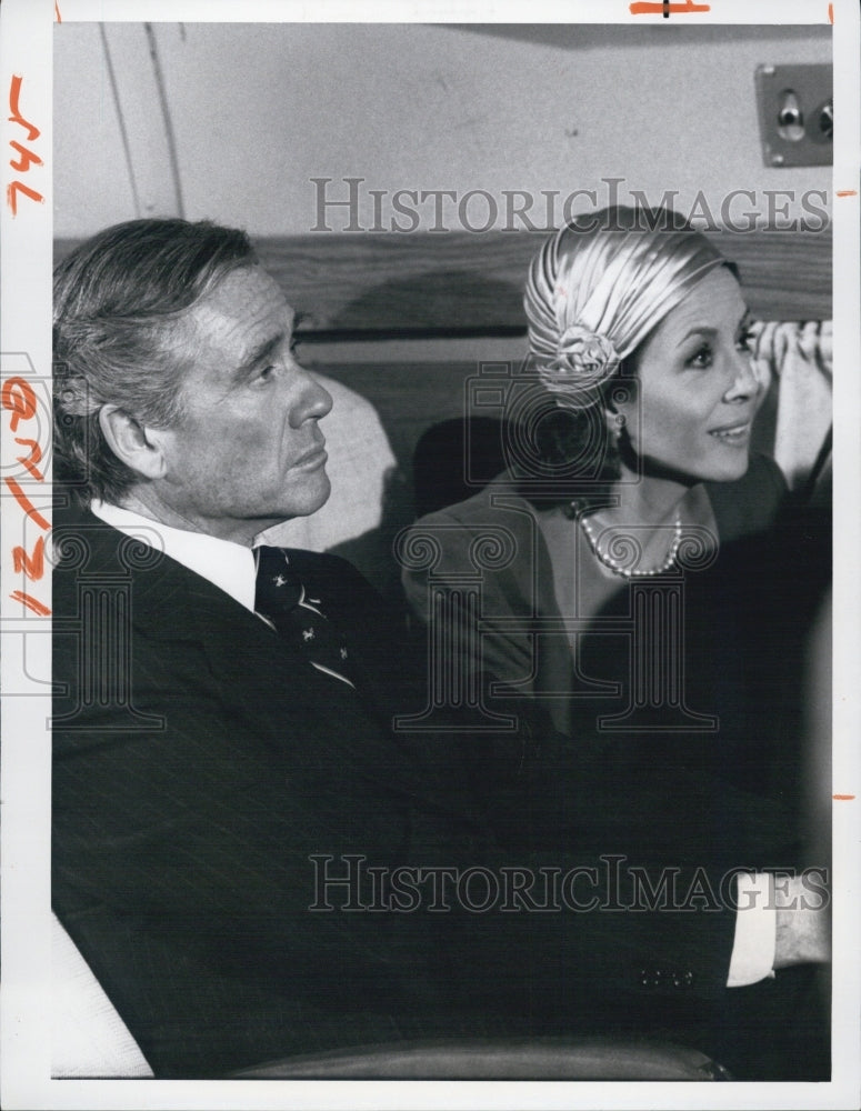 1976 Press Photo Actor Mel Ferrer &amp; Dana Wynter in &quot;Ellery Queen&quot; NBC TV Series - Historic Images