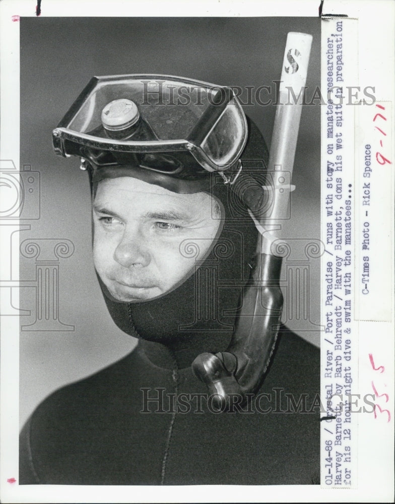 1986 Press Photo Artist Harvey Barnett poses in his wetsuit before his dive. - Historic Images