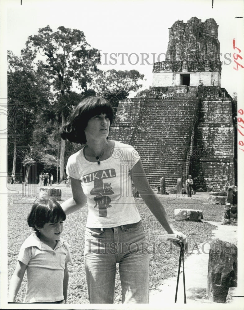 1979 Press Photo Patricia Soltis ans son Mundito at Tikal, Guatemala - Historic Images