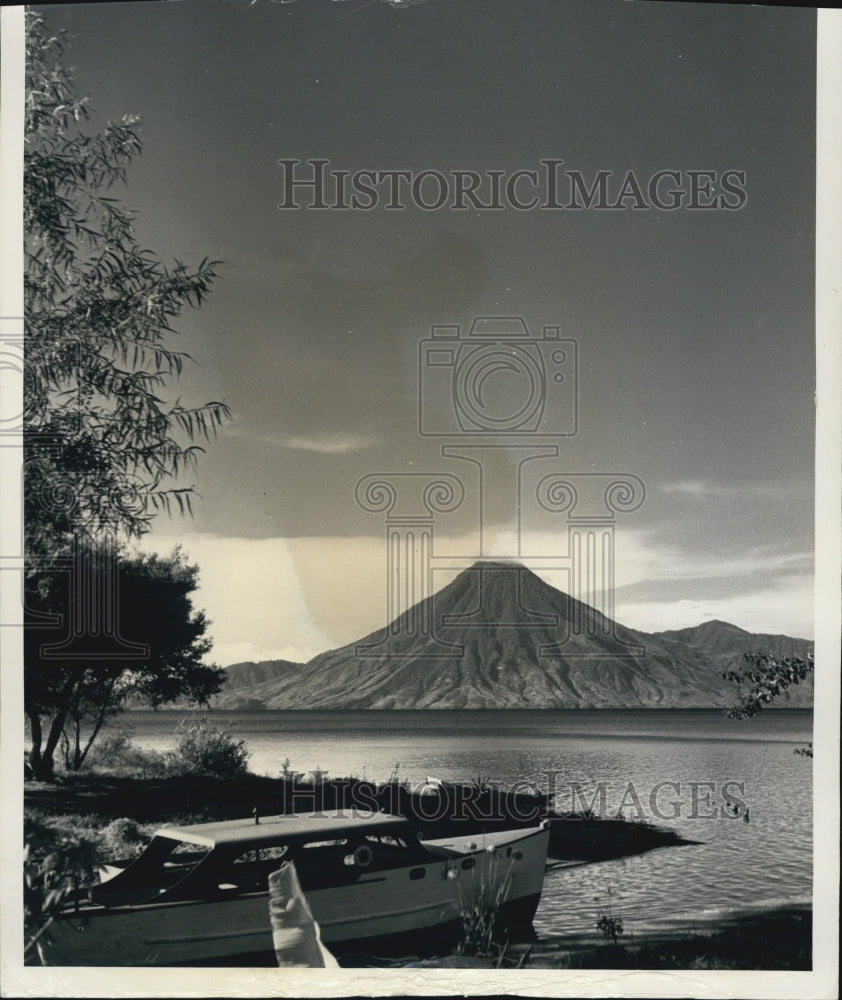 Press Photo San Pedro's Volcano Looms Large Across Lake Atitlan In Guatemala - Historic Images