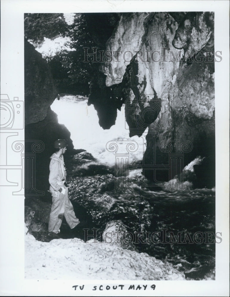 1969 Press Photo A Man Looks At Formations In Guatemala - Historic Images