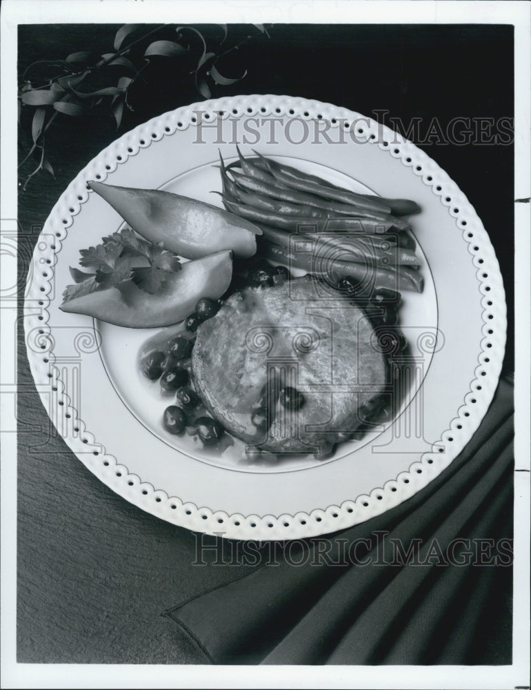 1986 Press Photo Pork Chop with mix vegetables and cranberries. - RSJ06821 - Historic Images