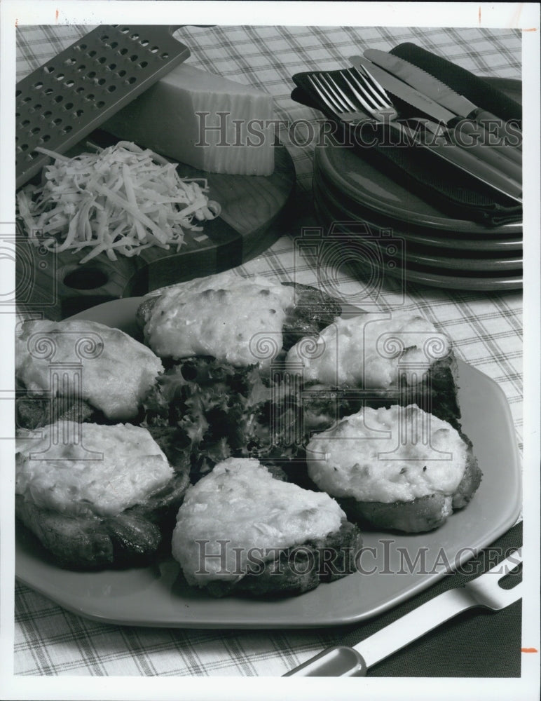 1984 Press Photo Cheddar Puffed Pork Chops Kraft Cheese Meat Dinner - RSJ06835 - Historic Images