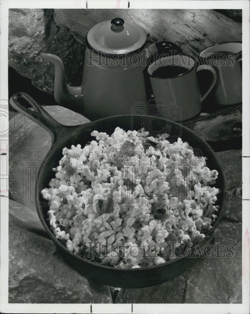 1975 Press Photo Popcorn Pan Camping - Historic Images