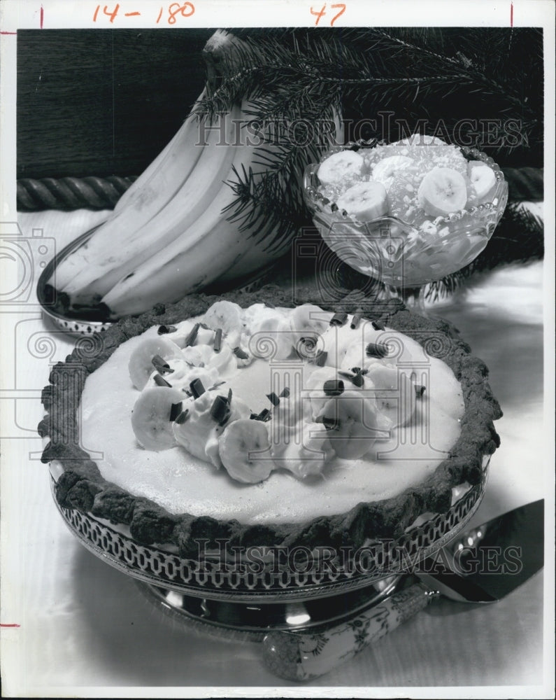 1975 Press Photo Banana eggnog pie in chocolate pie crust. - RSJ06901 - Historic Images