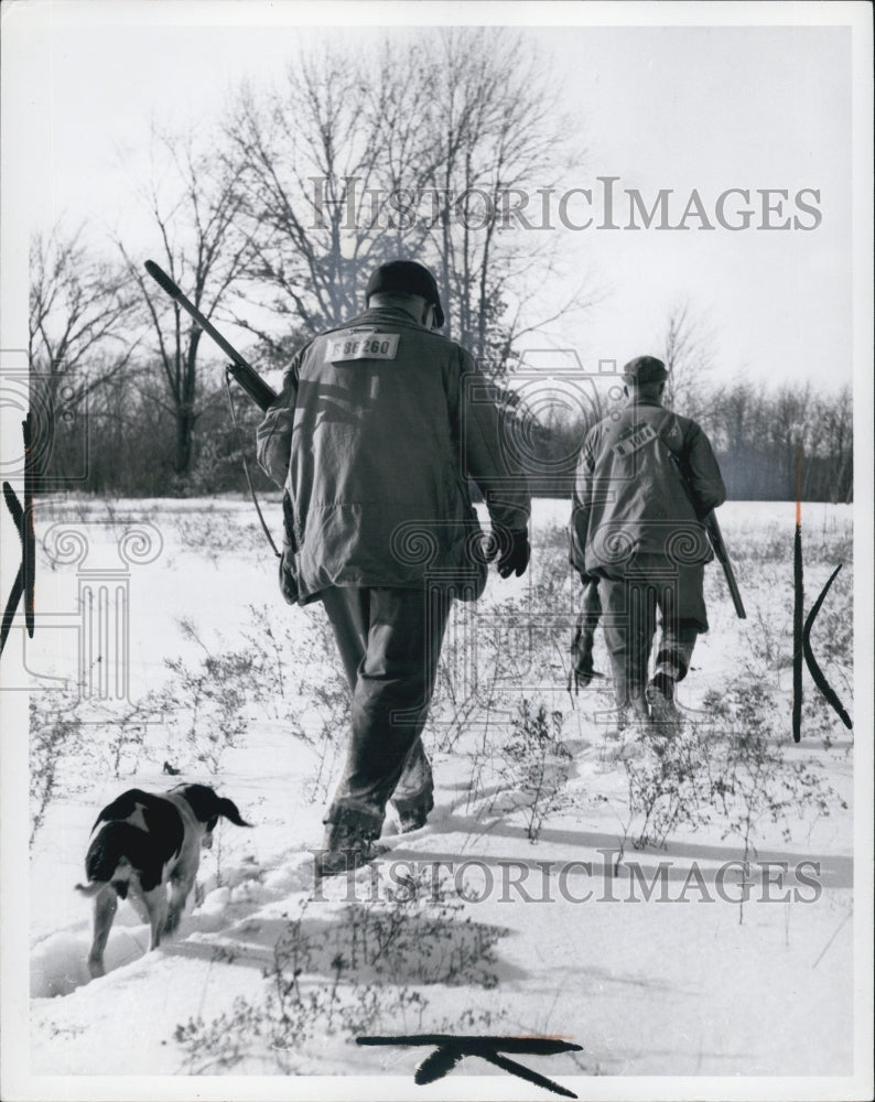 1975 Press Photo hunting rabbits - RSJ06963 - Historic Images