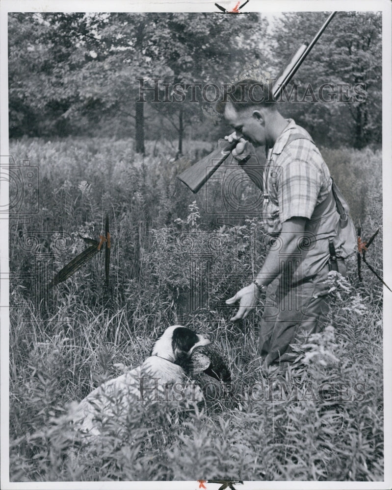 1962 Press Photo Fred Wickland and Dog Hunts Pheasant in Michigan - Historic Images