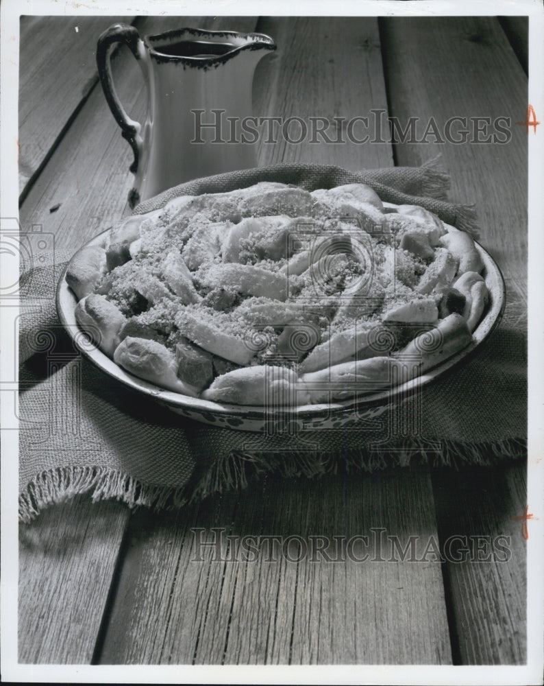 1976 Press Photo Hamapple Pie Uses Leftovers && Canned Biscuits - RSJ07023 - Historic Images