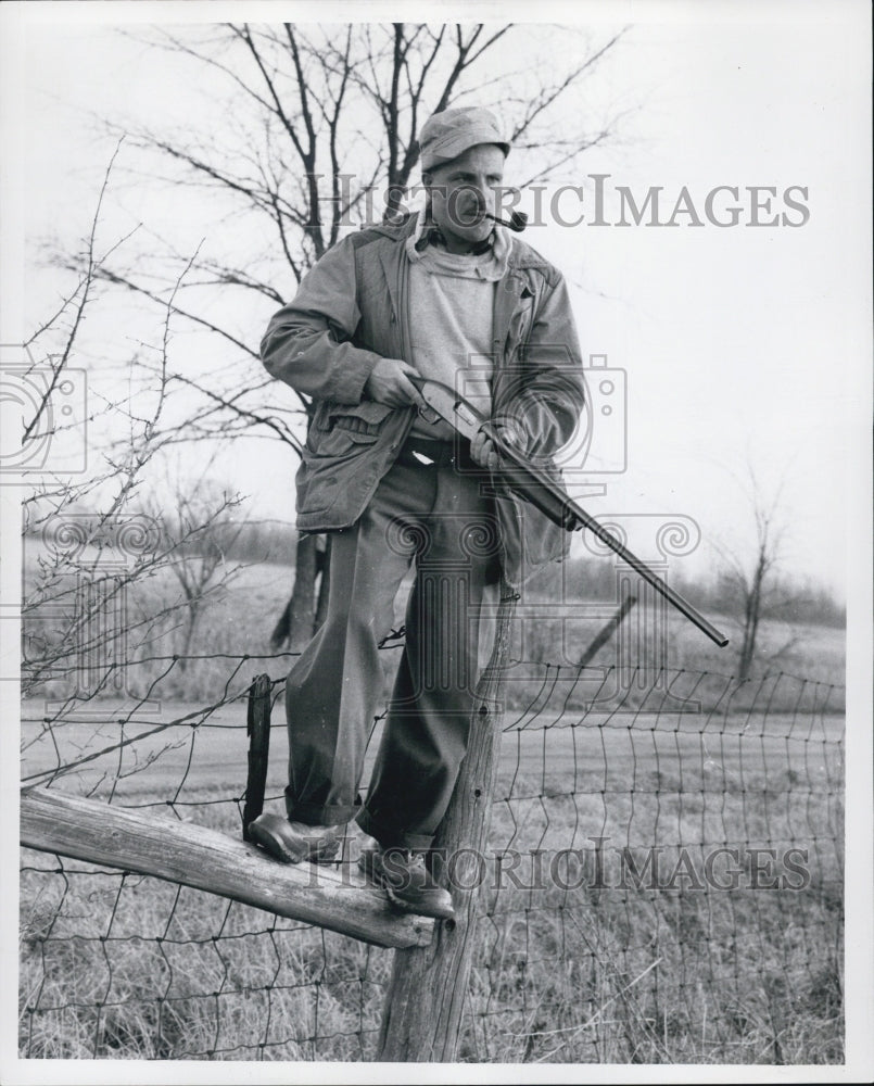 1955 Press Photo Leo Paspichal Rabbit Hunting Michigan - RSJ07179 - Historic Images