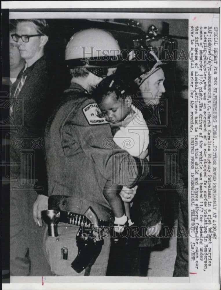 1970 Press Photo Patrolman Holds Sleeping Child Who Was Occupant Of DUI Driver - Historic Images
