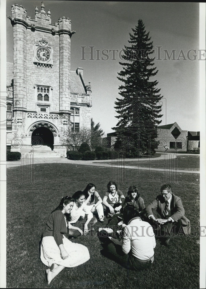 1982 Press Photo Emma Willard School Campus Robert Parker Principal - RSJ07477 - Historic Images