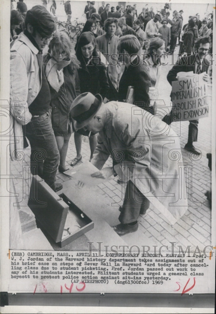 1969 Press Photo Prof. W.J. Jordan Harvard History department Harvard - Historic Images