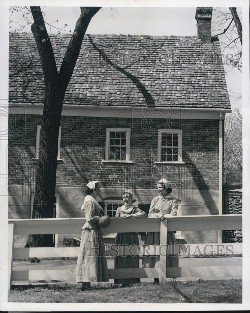 Press Photo Moravian costumed maidens, Machovia Museum in Old Salem. - Historic Images