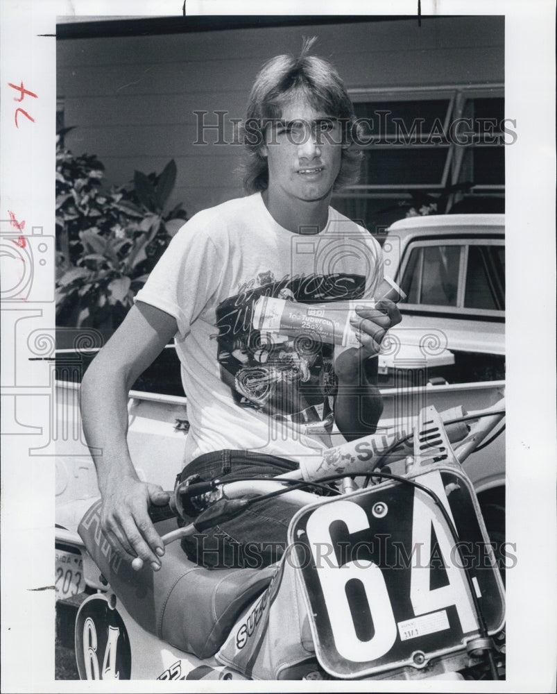 1983 Press Photo David Kleer with bee sting kit. - Historic Images