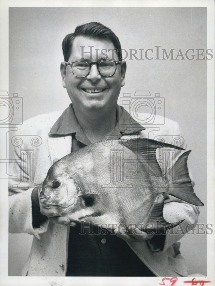 1961 Press Photo Bob Long and angelfish he caught - RSJ08099 - Historic Images