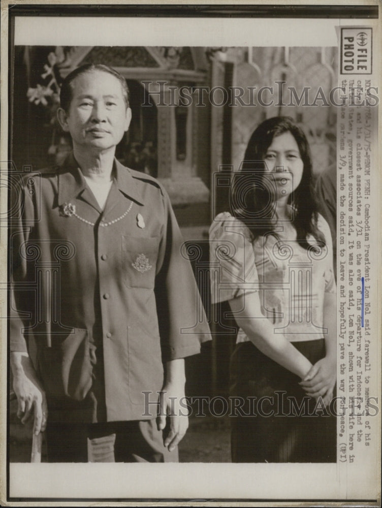 1974 Press Photo Lon Nol said farewell as he daparts for Indonesia - Historic Images