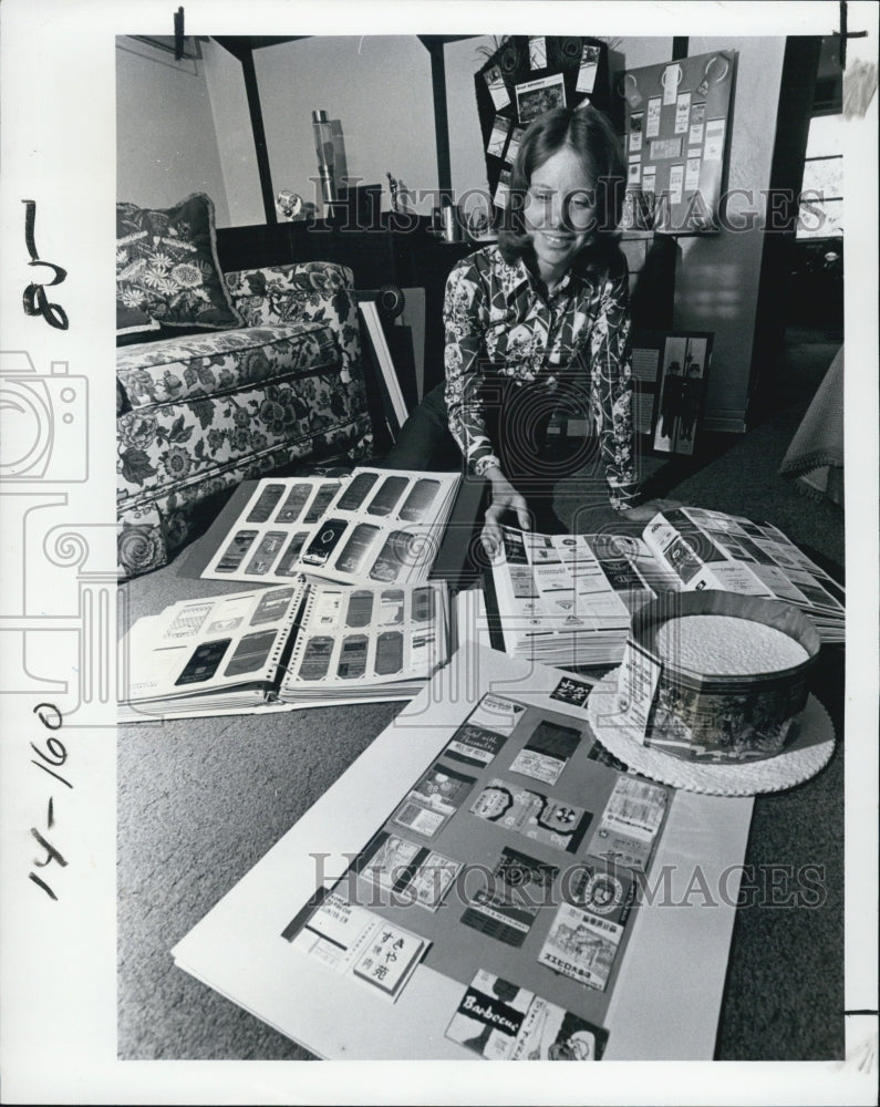 1977 Press Photo Laura Lomicka Matchcover collector 8000 pieces - RSJ08247 - Historic Images