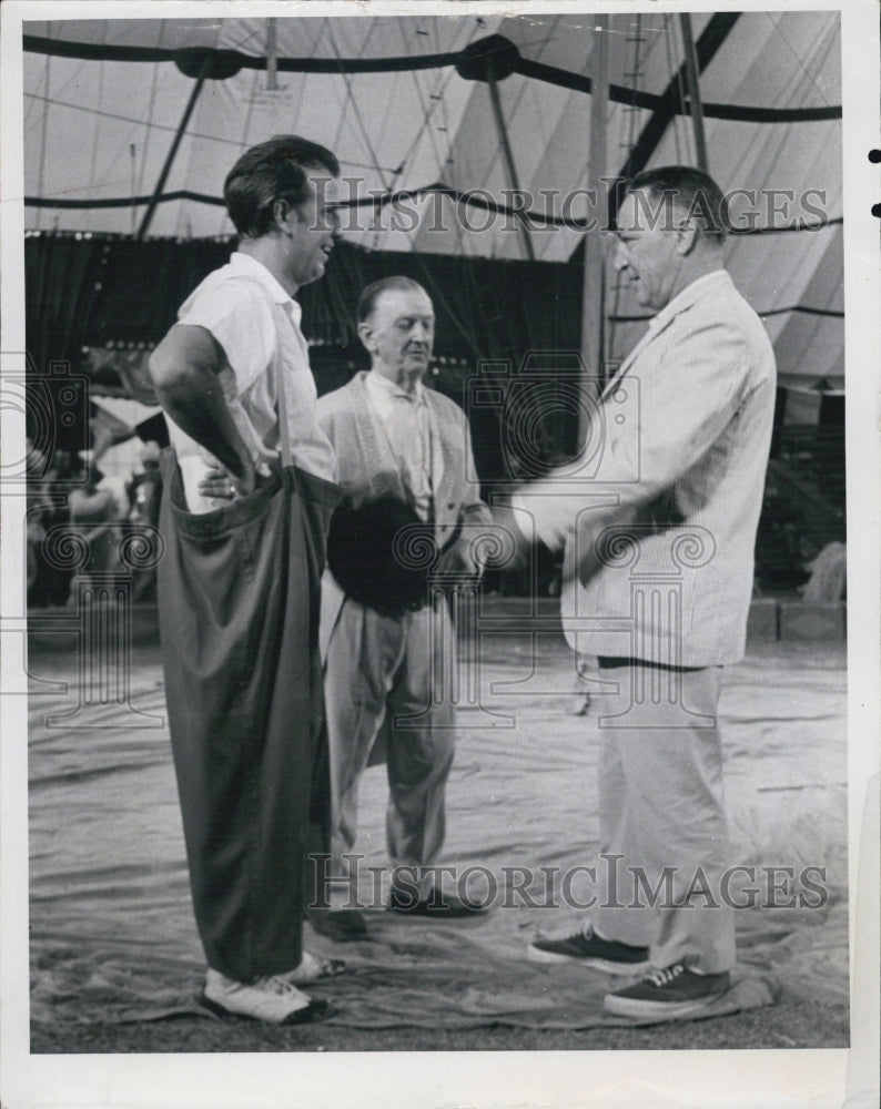 1966 Press Photo Garry Moore Tommy Hanneford Jockeys - RSJ08601 - Historic Images