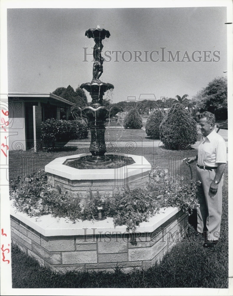 1960 Press Photo John Maracich Long Island New York Gardener - Historic Images