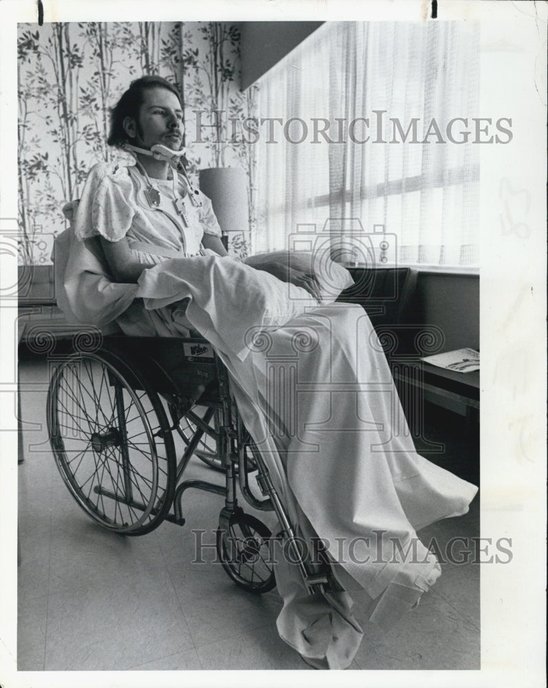 1976 Press Photo Gary Moore in his wheelchair - Historic Images