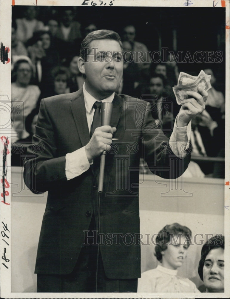 1976 Press Photo Monty Hall on &quot;Let&#39;s Make A Deal&quot; - RSJ09009 - Historic Images