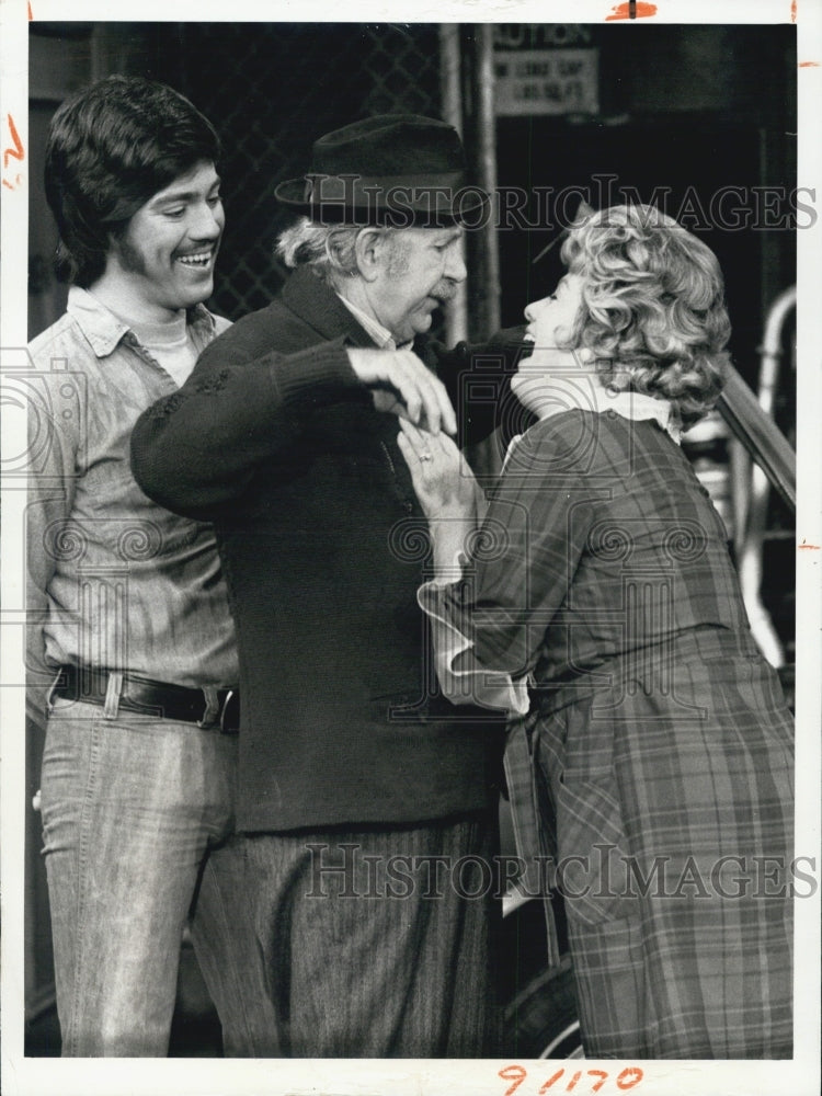 1975 Press Photo Freddie Prinze,Jack Albertson,Shelley Winters - RSJ09261 - Historic Images