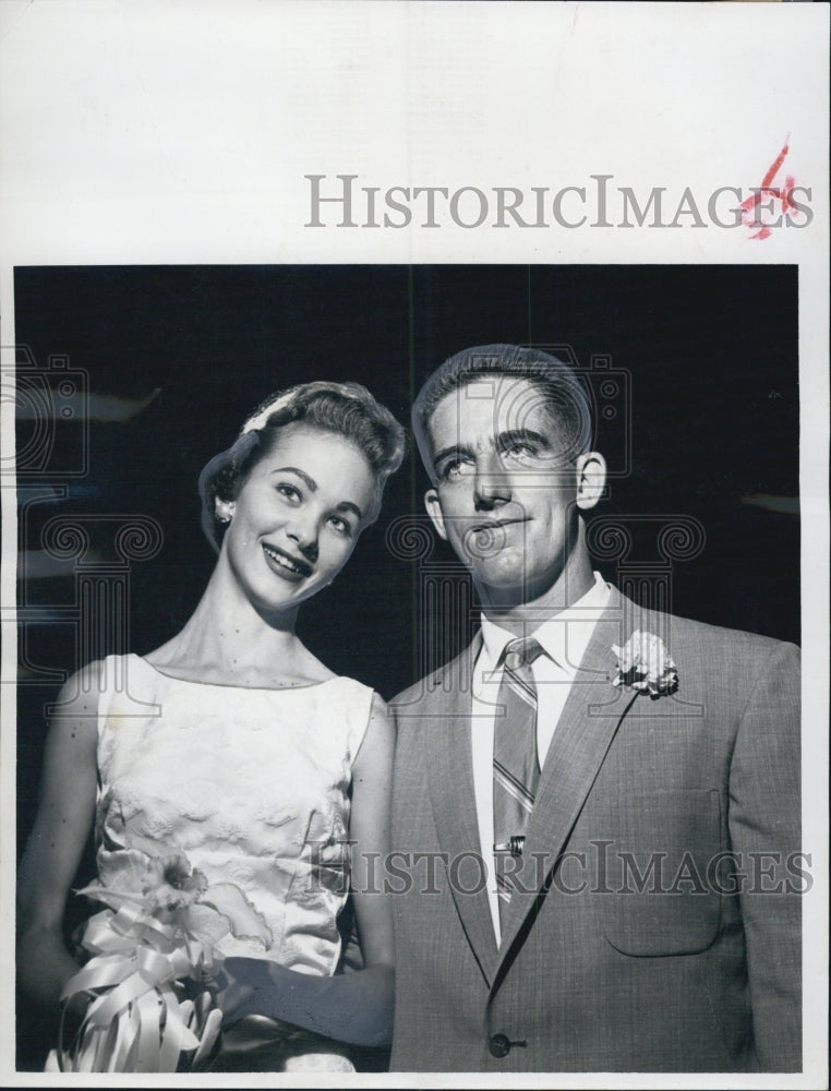 1956 Press Photo Patricia Agee John Watson Married Garden Pasadena Church - Historic Images