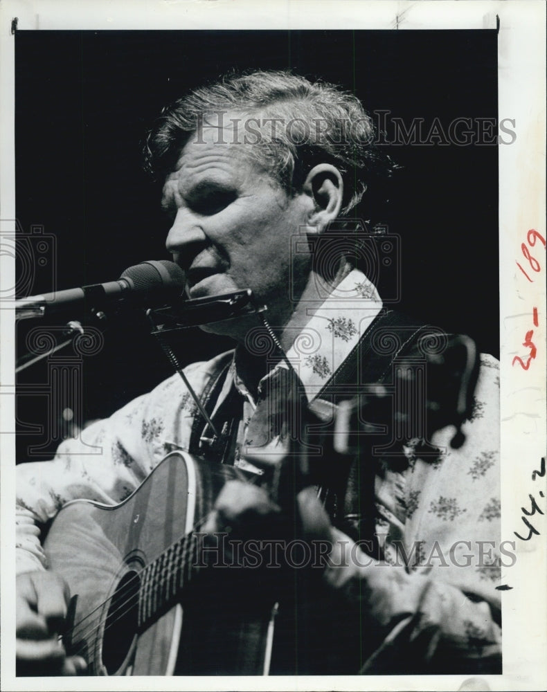 1980 Press Photo Bluegrass, Folk, and Country Singer and Guitarist Doc Watson - Historic Images