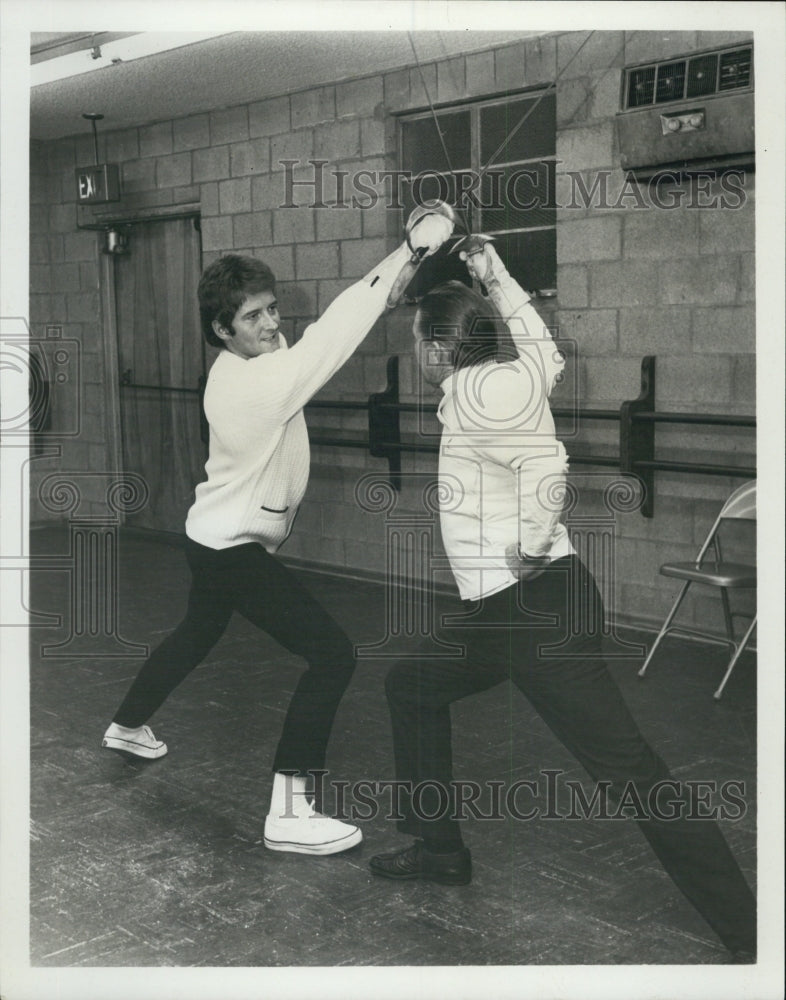 1968 Press Photo Actor David Watson parries with fencing master - RSJ09821 - Historic Images