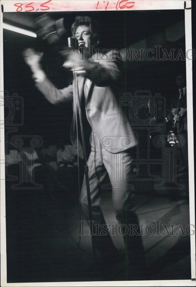 1968 Press Photo Singer Vic Waters - RSJ09945 - Historic Images