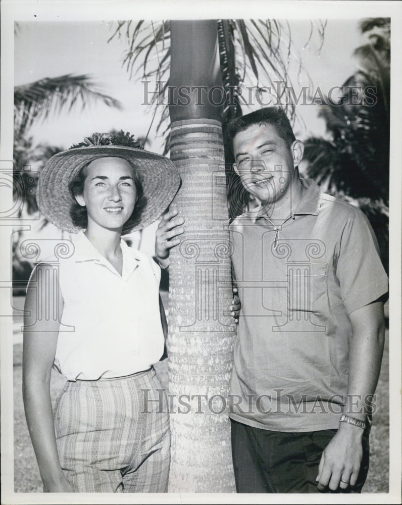 1952 Press Photo  Mr and Mrs Frank Weaver - Historic Images