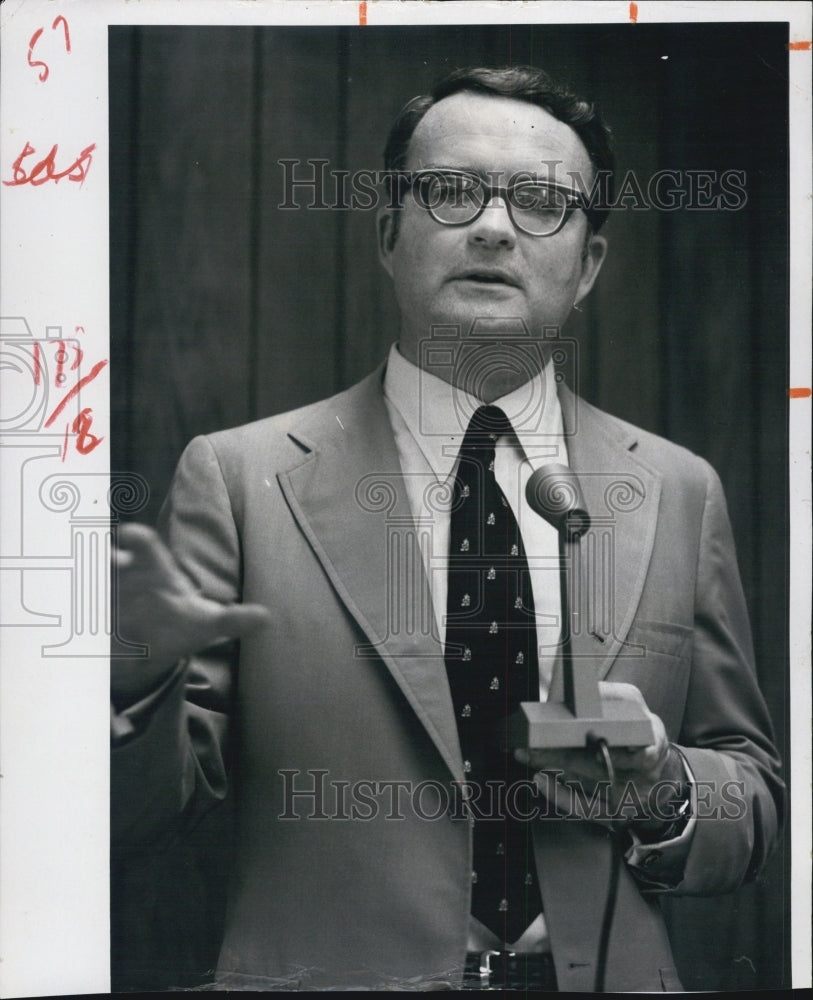 1983 Press Photo William Ruckelshaus at UFS Bay campus - Historic Images