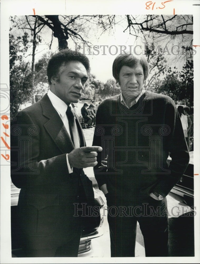 1974 Press Photo Actors Percy Rodriguez and Ronny Cox on &quot;Apple&#39;s Way&quot; - Historic Images