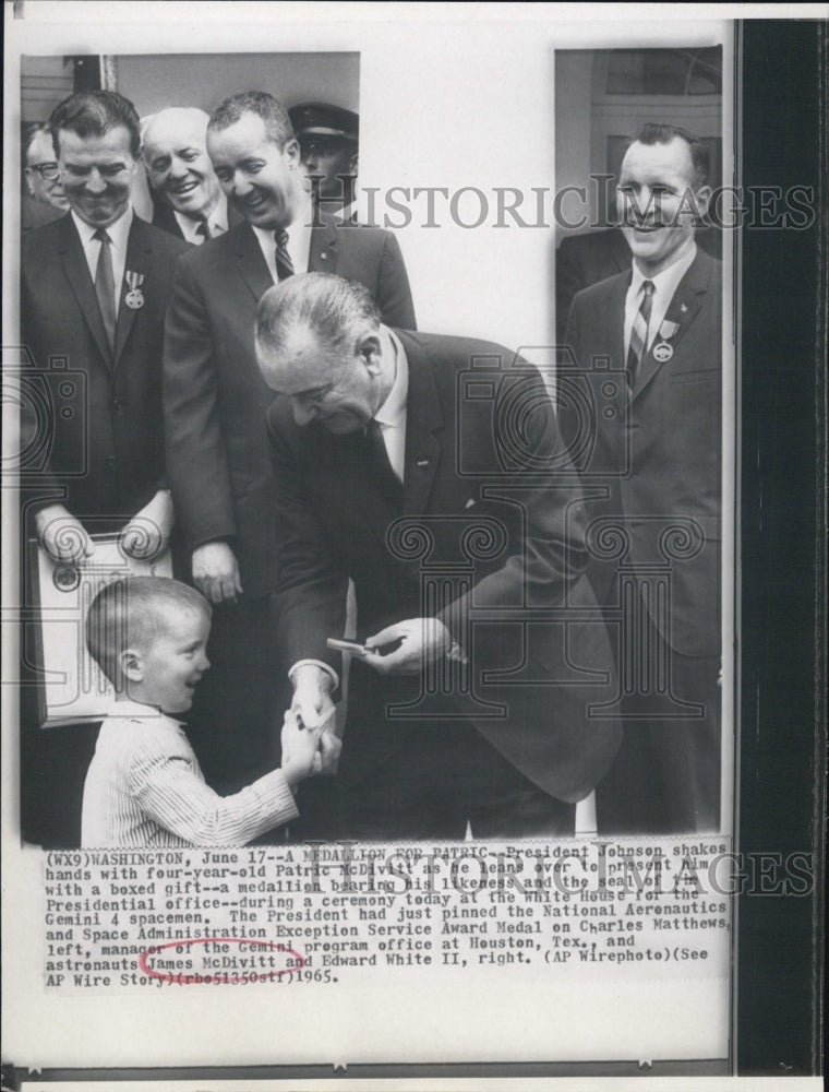 1965 Press Photo President Johnson shakes hands with James McDivitt son Patric - Historic Images