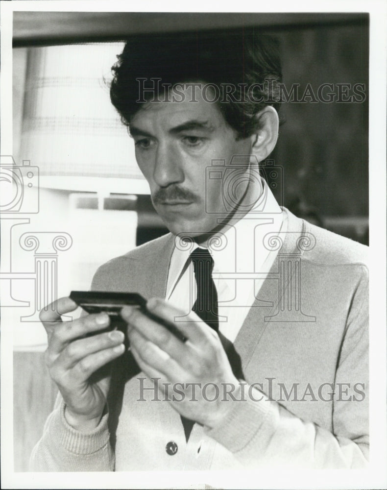 Press Photo Actor Ian McKellen as Anthony Skipling in Dying Day - RSJ10773 - Historic Images