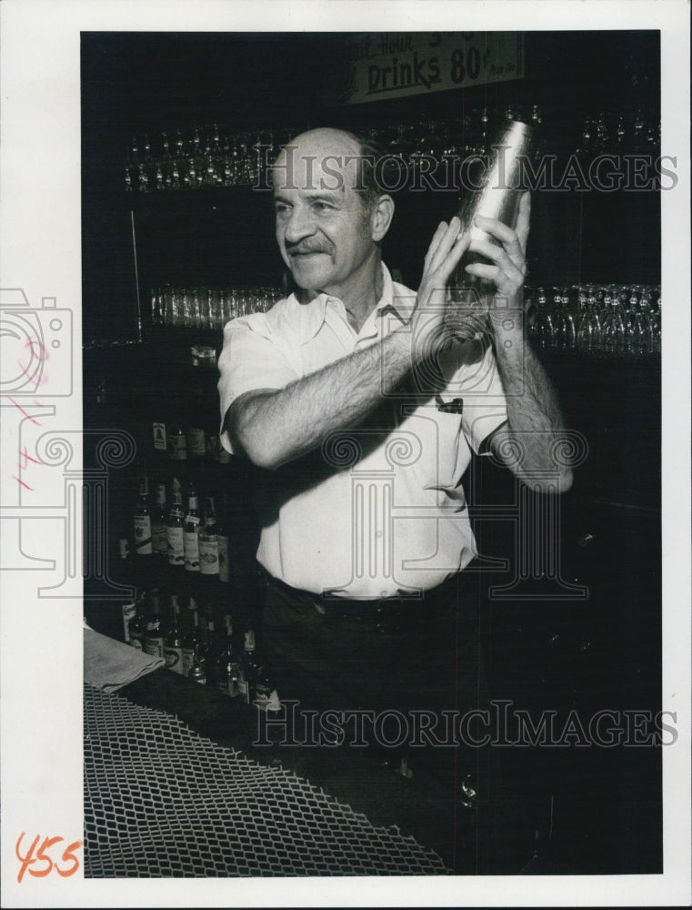 1975 Press Photo Bartender Knobby Fern In Wolfie's Den - RSJ10915 - Historic Images