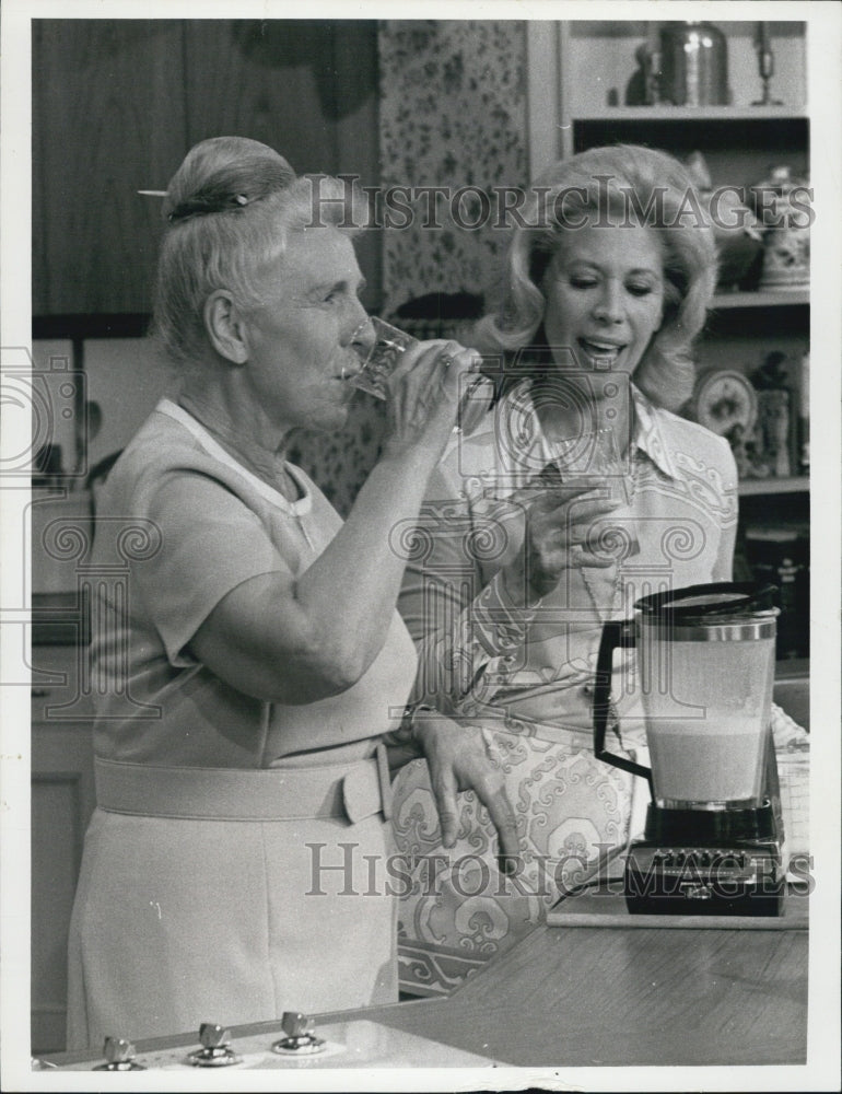 1971 Press Photo TV Host Dinah Shore TV Show Kitchen Blender - RSJ10957 - Historic Images