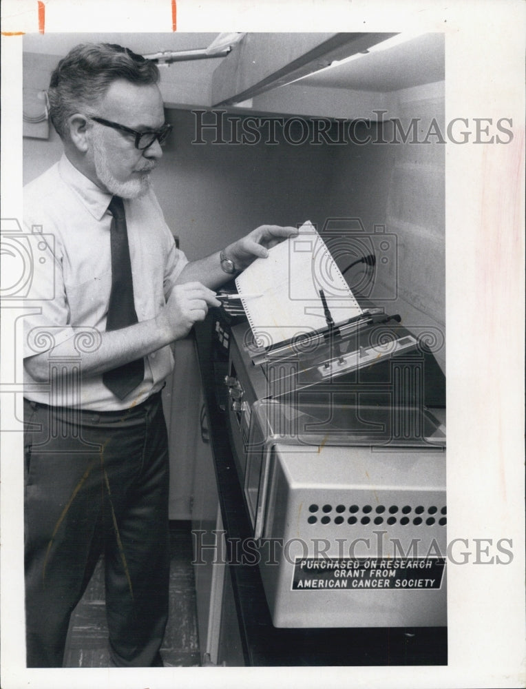 1971 Press Photo Dr. Phil Ferguson, Researcher for Cancer - RSJ11101 - Historic Images