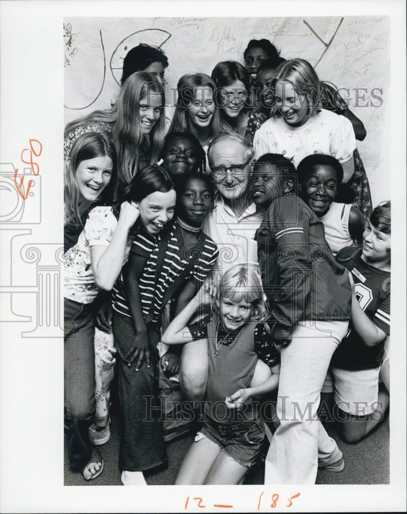 1975 Press Photo Leonard J. Moule Volunteer Of Year At Manatee County Girls Club - Historic Images