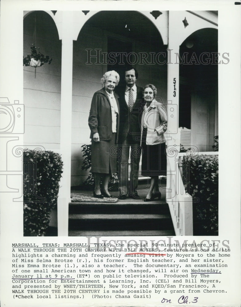 Press Photo Bill Moyers with Selma Brotze &amp; Emma Brotze, teachers - RSJ11203 - Historic Images