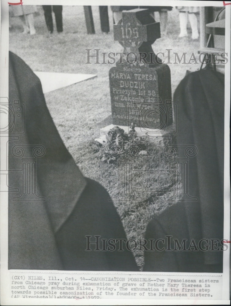 1972 Press Photo Franciscan Sisters Pray during Exhumation of Mother Theresa - Historic Images