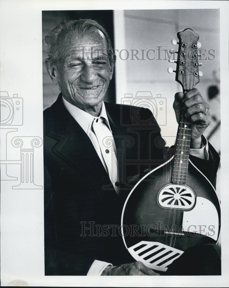 1978 Press Photo Mouskouria Mostris Plays Mandolin At Festival Of States - Historic Images