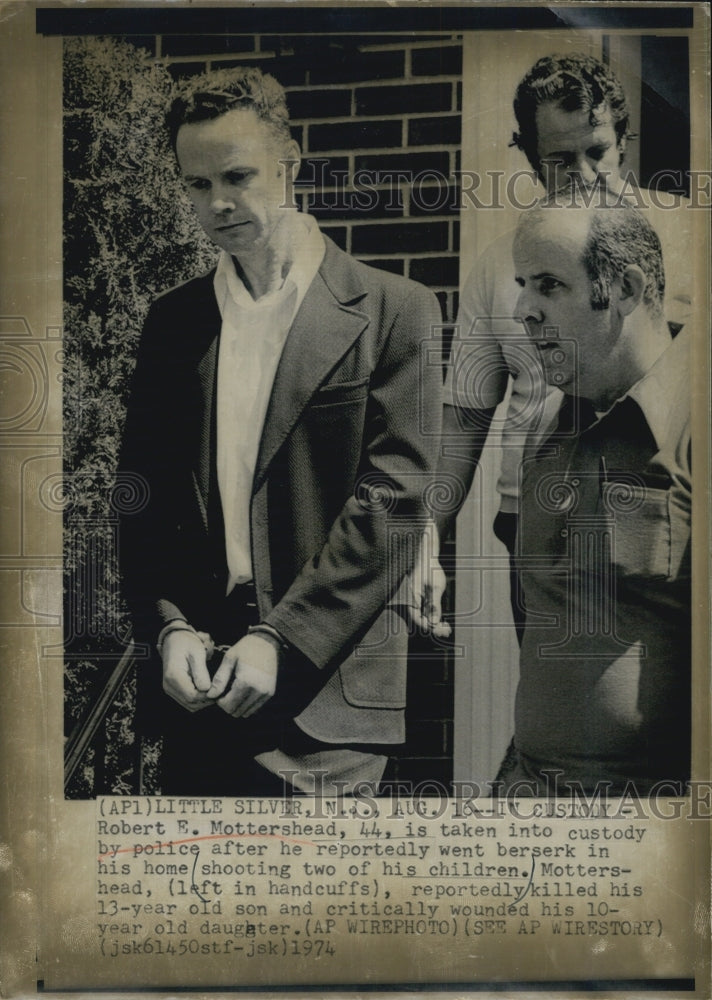 1974 Press Photo Robert E Mottershead in custody for killing his kids - Historic Images