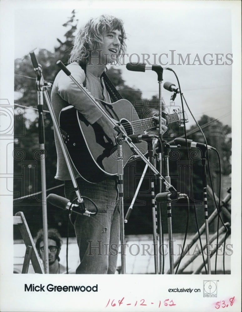 Press Photo Musician Mick Greenwood performing - Historic Images