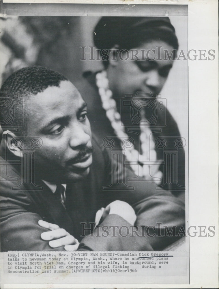 1966 Press Photo Dick Gregory Comedian Wife Olympia Trial Illegal Fishing - Historic Images