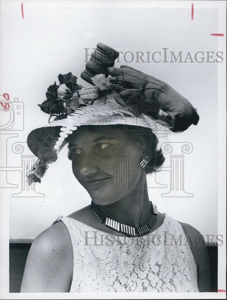 1964 Press Photo Mrs Gerald Salsbury in a fancy hat - RSJ11481 - Historic Images