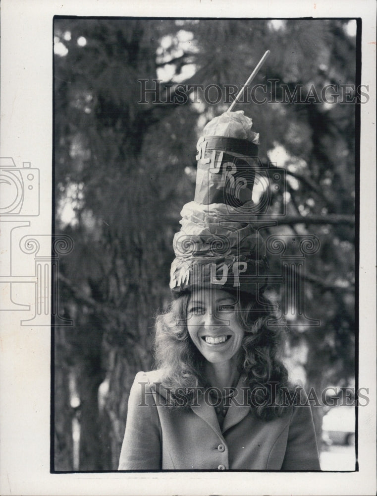 1973 Press Photo Barbara Fintel Art Teacher Hat Day At Manatee High School - Historic Images