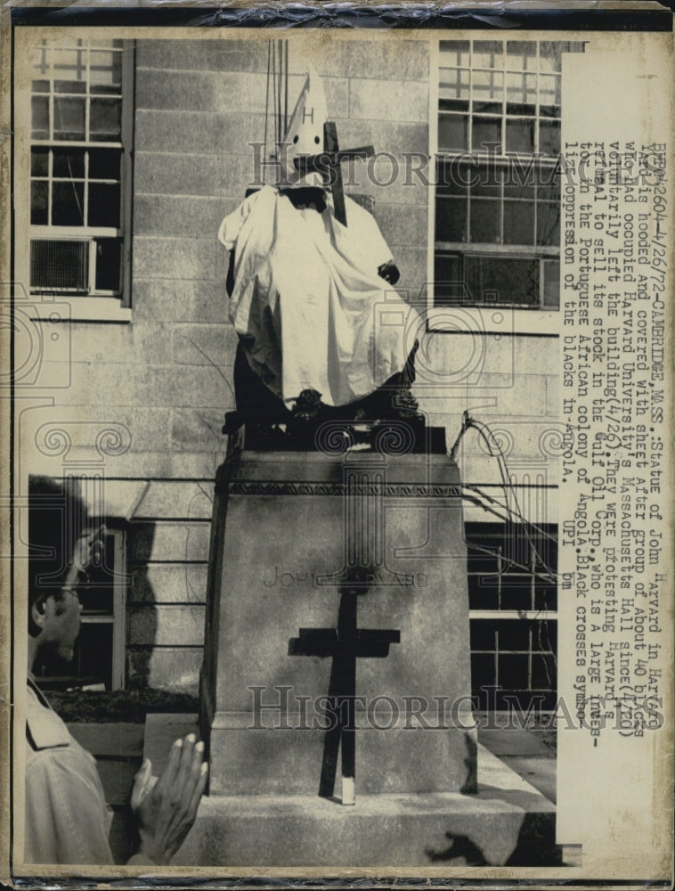 1972 Press Photo Statue of John Harvard is hooded and covered, at Harvard Yard. - Historic Images